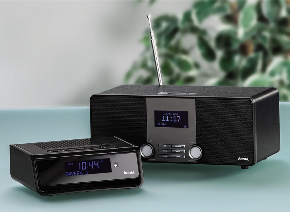 Hama DR30 (vlevo) je ložnicové nebo kuchyňské rádio s budíkem, DIR3010 je stolní přijímač s napojením na internet.