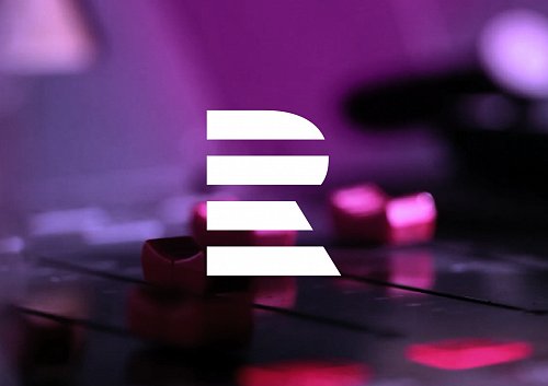 Tradičním partnerem posluchačů na středních vlnách byl a zatím stále zůstává Český rozhlas.