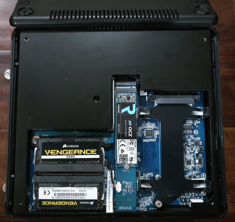 Místo pro veškerá úložiště je na spodní straně po odstranění krytu