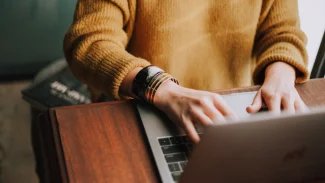 Muž sedí u notebooku.