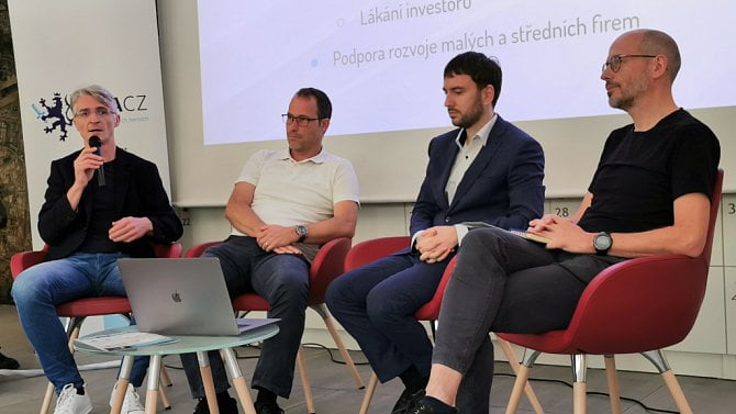 Zleva: Miloš Endrle (Geewa), Marek Španěl (Bohemia Interactive), Pavel Barák (GDACZ), Martin Frývaldský (Warhorse Studios)