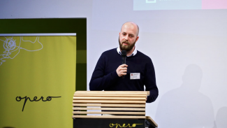 Vojtěch Bruk z iniciativy Zvol si info na akci Marketing Monday, která byla věnována fake news (16. března 2018)