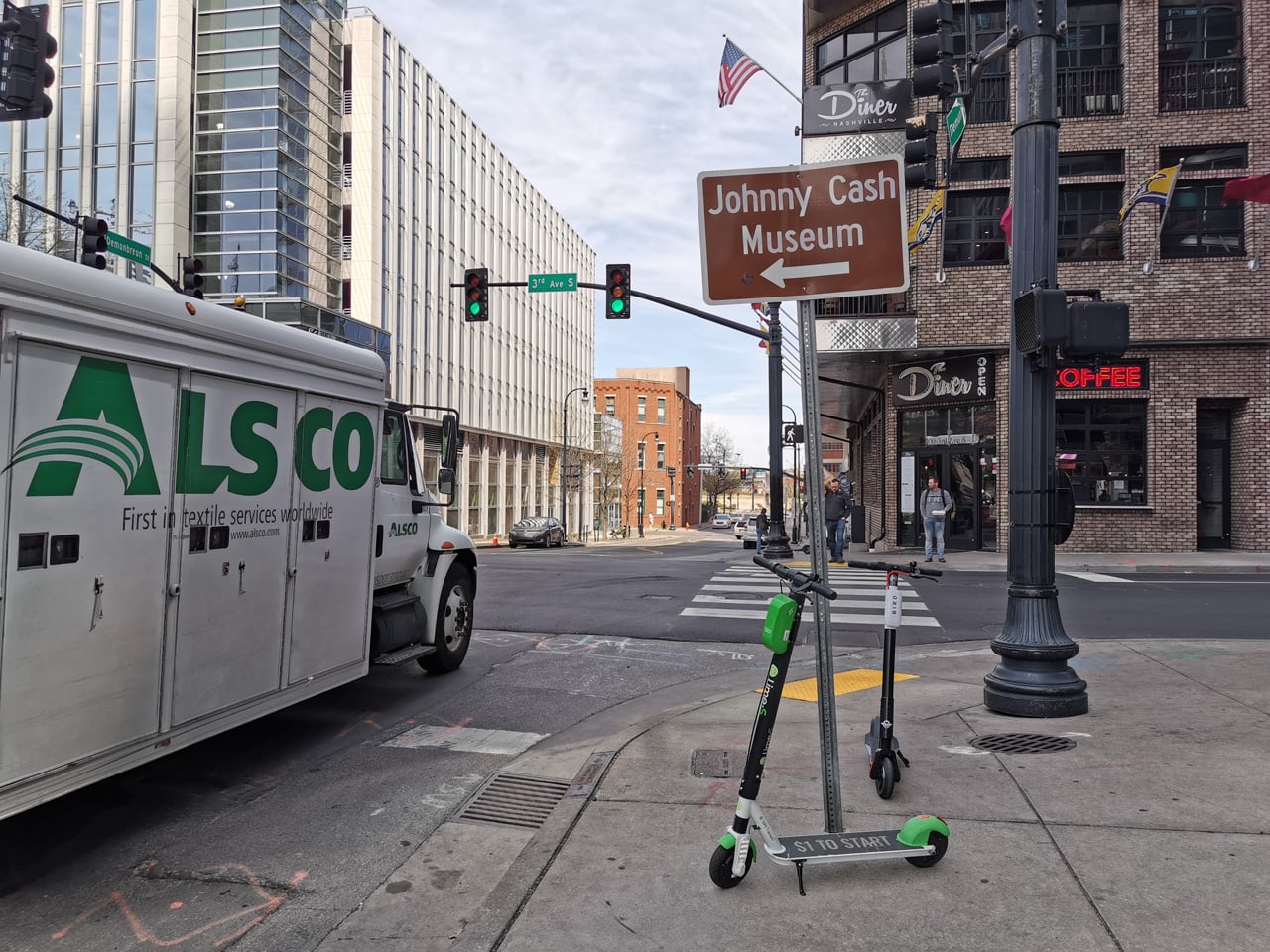 „Boom“ se sdílenými elektrickými koloběžkami v USA