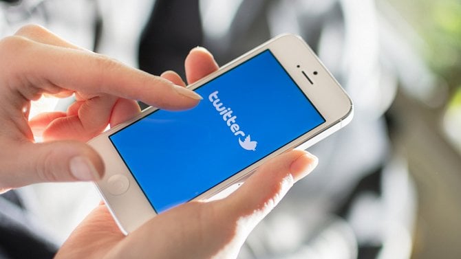 Twitter - mobilní aplikace - ruka