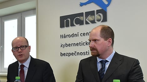 Premiér Bohuslav Sobotka v Národním centru kybernetické bezpečnosti v Brně.