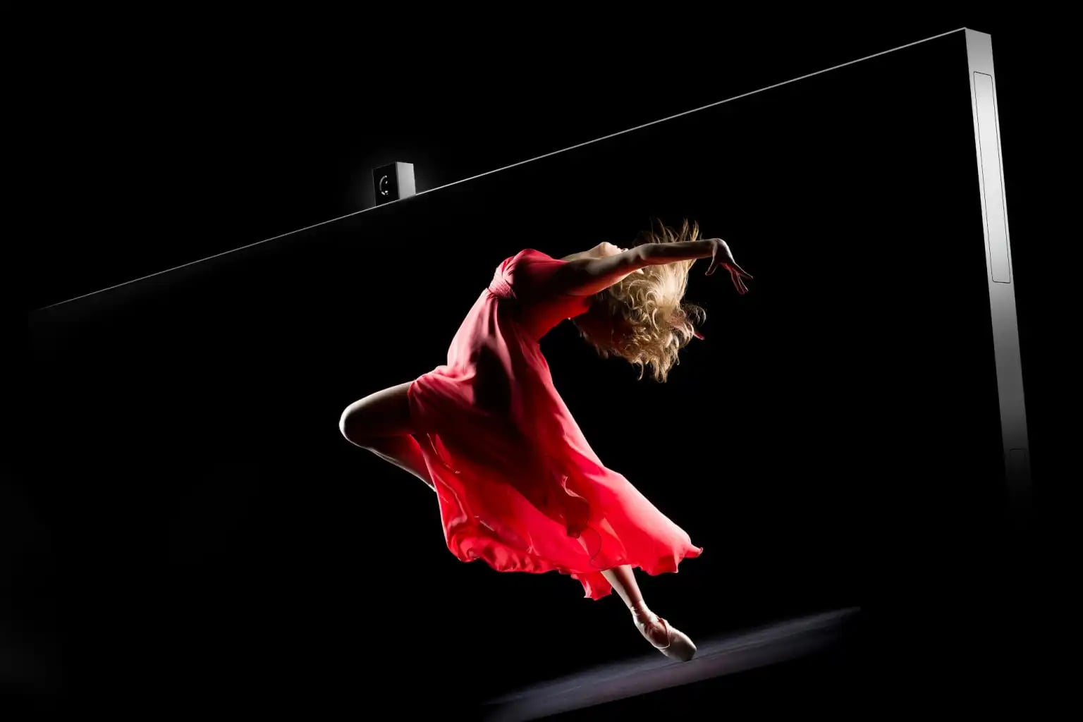 Americký startup Displace se kasá, že svět televizorů už nikdy nebude jako dřív. Na veletrhu ukázal novinářům 4K OLED TV s úhlopříčkou 55", která nepotřebuje vůbec žádné kabely. Má dobíjecí baterii, která prý zajistí až jeden měsíc provozu při šesti hodinách sledování televize denně. Na americký trh má novinka dorazit někdy v průběhu roku 2023.