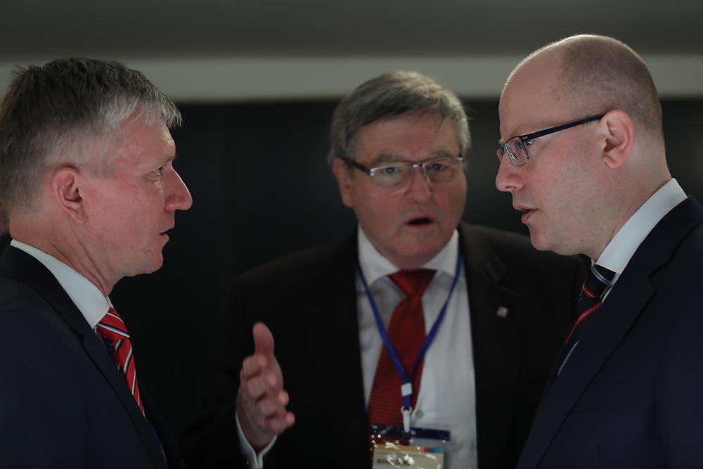 Prezident ICT Unie Zdeněk Zajíček (vlevo) a premiér Bohuslav Sobotka na konferenci ISSS 2017