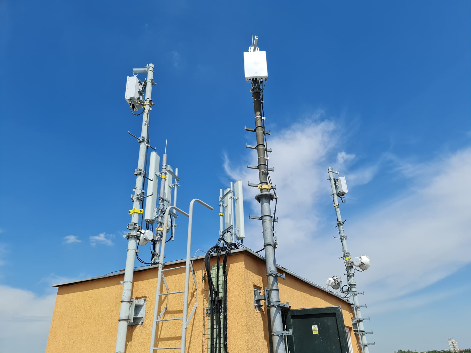 Modernizovaný 5G vysílač O2 a CETINu ve Stodůlkách v Praze