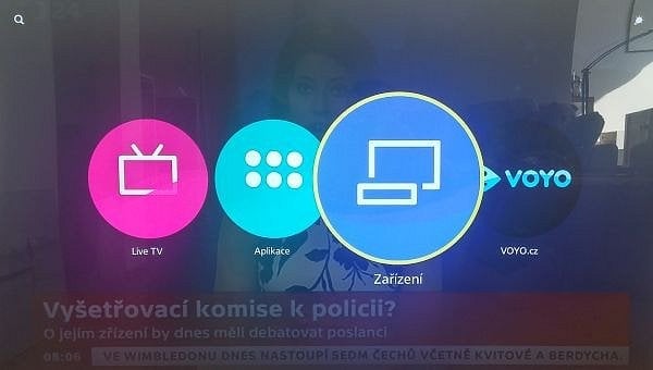 Nabídka na tlačítku Home. Ikony jsou letos větší (jak vidíte obrazovka je hodně lesklá) a jako obvykle sem připnete například konkrétní kanál, či aplikaci. Já si sem umístil Voyo…