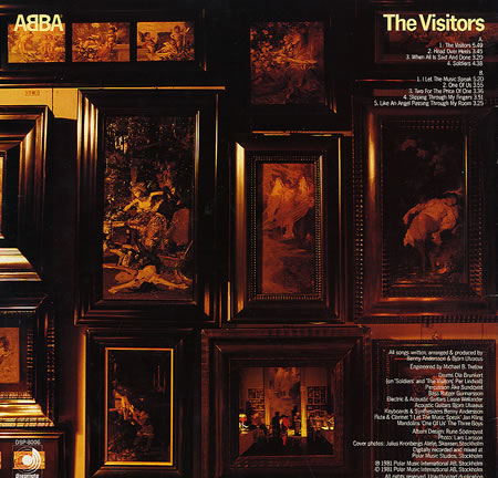 V dubnu 1982 Philips poprvé ukázal finální podobu produkční verze kompaktního disku. Úplně prvním komerčním CD, které bylo vylisováno (17.8.1982), se stalo album The Visitors švédské skupiny ABBA. Do konce roku 1982 bylo na pultech obchodů k dispozici zhruba 150 titulů. Nejdříve byly dostupné pouze v Japonsku, ale od března 1983 se postupně začaly objevovat i v amerických a evropských obchodech. Tehdy už bylo na trhu zhruba tisíc titulů.