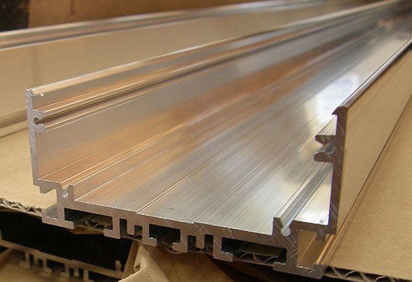 Ledeos Linear – detail hliníkového profilu.