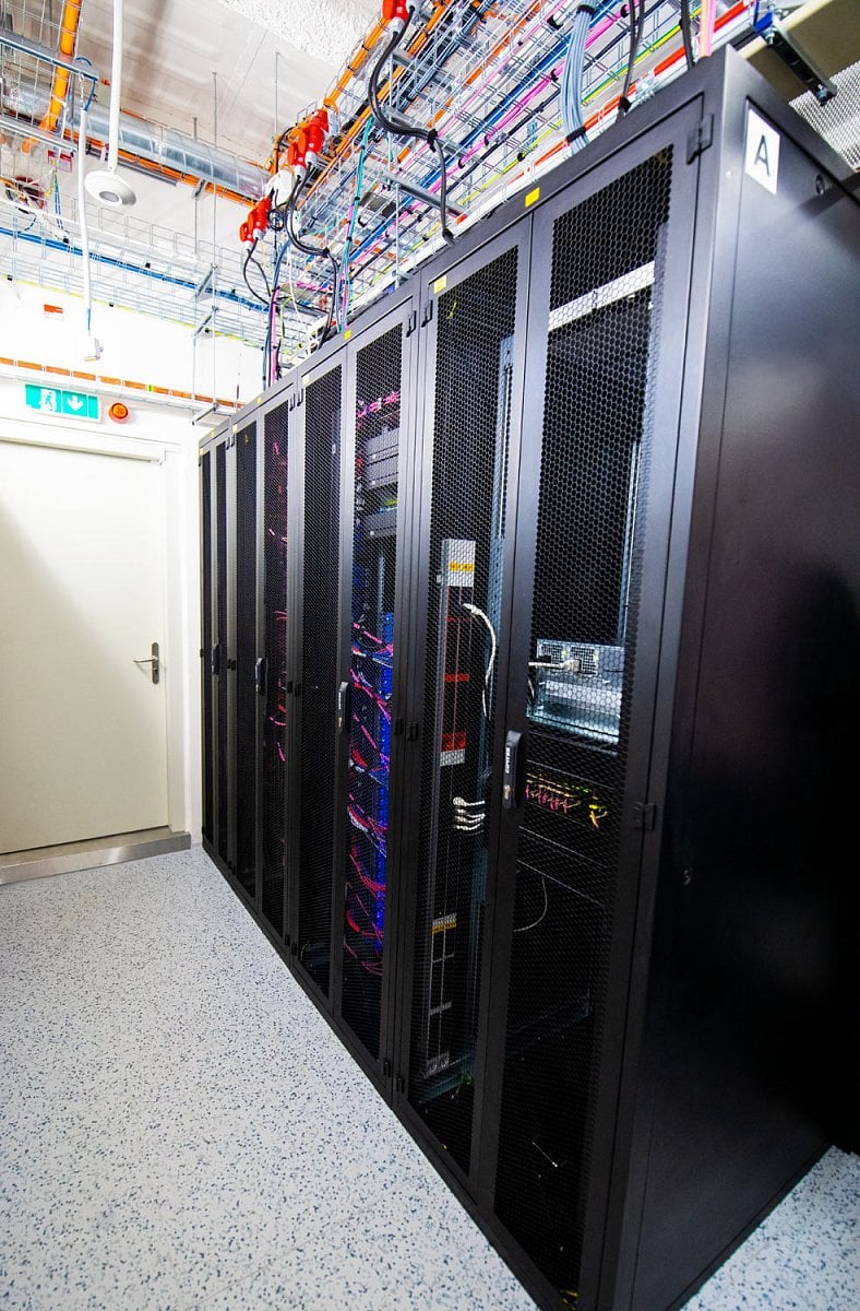 Racky v řadě A (pohled na teplou uličku)