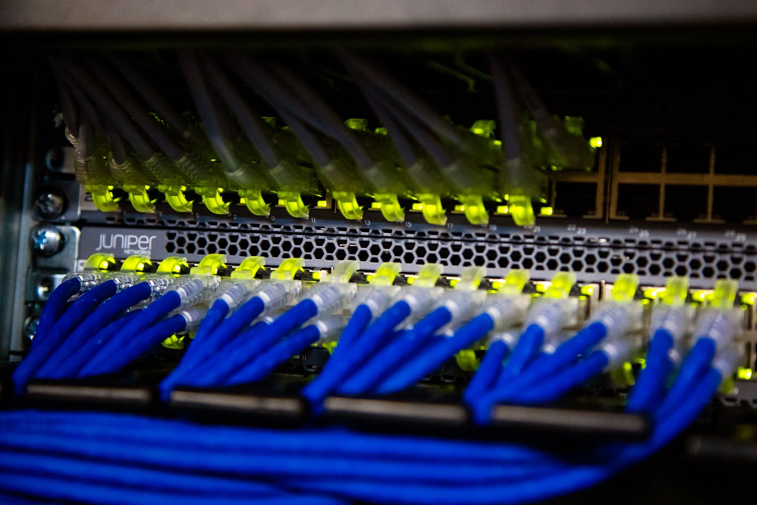 100GE DNS stack, access switche pro správu celého stacku.