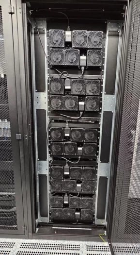 AI cluster společnosti obsahuje 20 GPU akcelerátorů. Spotřebu je držena do 12 kW, aby systém šlo chladit pro nepřetržitý provoz.