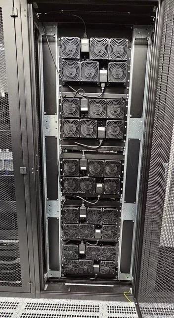 AI cluster společnosti obsahuje 20 GPU akcelerátorů. Spotřebu je držena do 12 kW, aby systém šlo chladit pro nepřetržitý provoz.