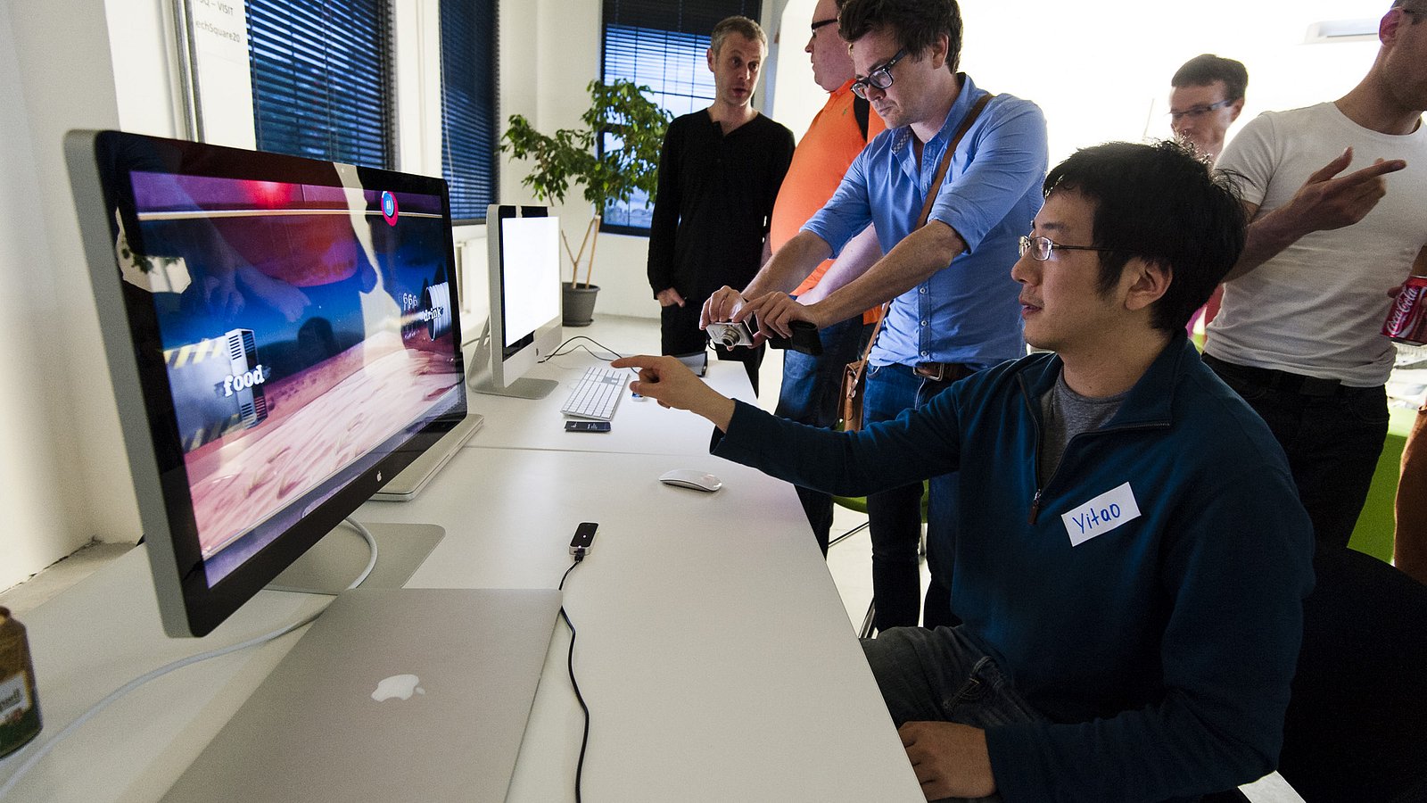 Účastníci si zkoušejí Leap Motion