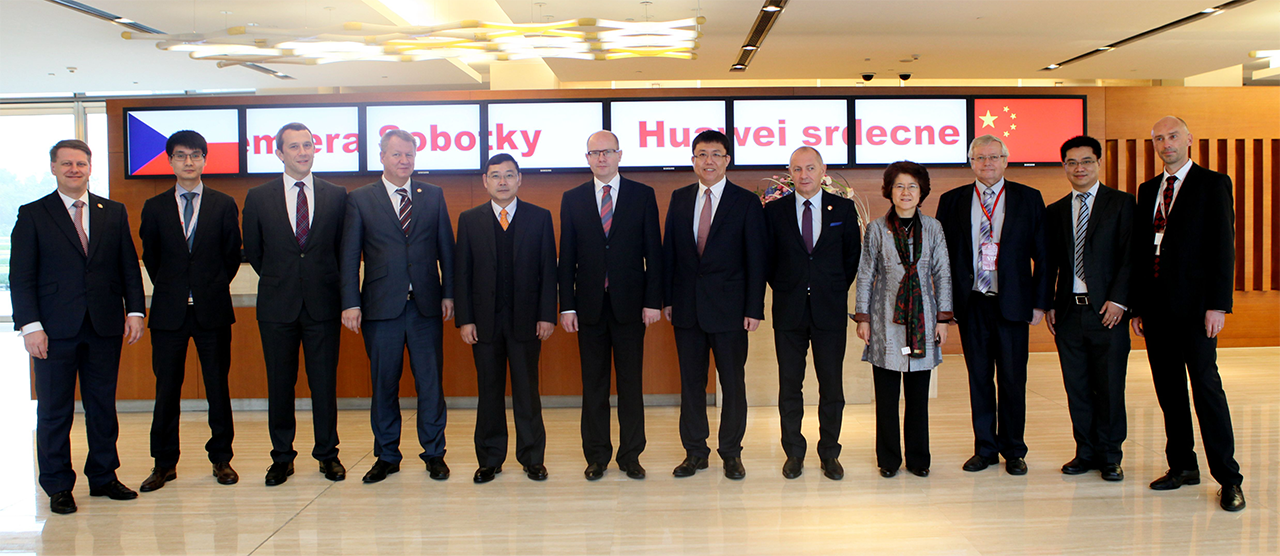 Premiér Bohuslav Sobotka, zástupci Huawei a českých univerzit v Šanghaji při podepsáni memoranda o spolupráci.