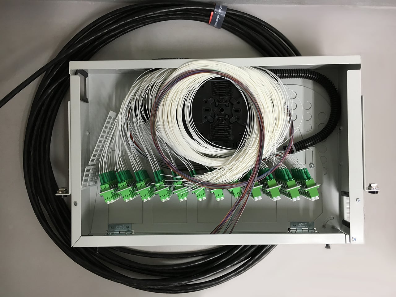 Páteřní optický kabel 144 vláken připraven na zakončení v ODF.