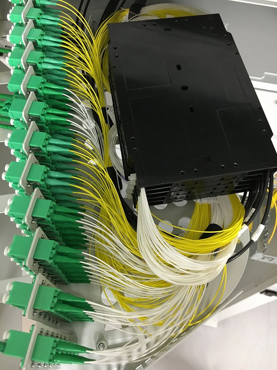 Vlákno z každého bytu zakončeno v rozvaděči na samostatném konektoru.