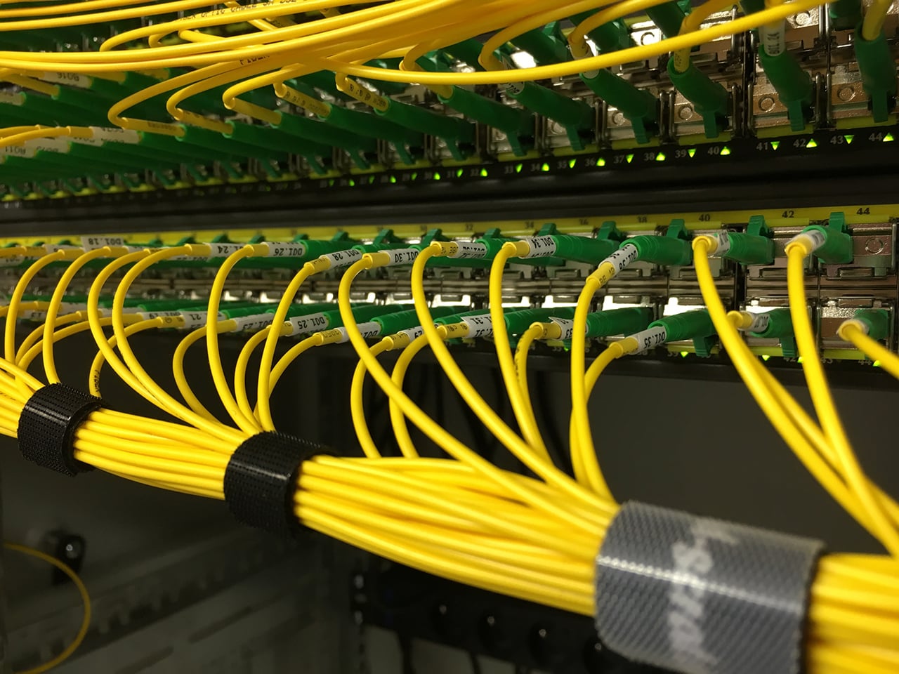 Gigabitové switche, kde jsou terminovány jednotliví zákazníci.