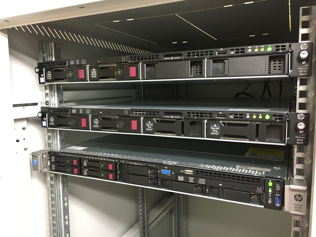 Servery obsluhující služby v síti, shora IPTV CDN, data retention server a virtualizační platforma Citrix XEN Server.