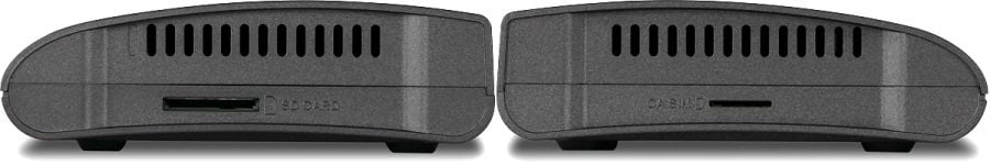 Na bocích přijímače najdeme rozhraní pro přístupovou kartu Irdeto (vpravo) a štěrbinu čtečky karet SD/MMC (vlevo).