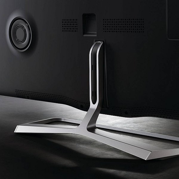 Podstavec představuje kombinaci bytelného odlitku a k němu šrouby přidělaného kovového pásku. Vše bylo výborně dílensky zpracováno a jde nad rámec kategorie, nebo minimálně jejího průměru.