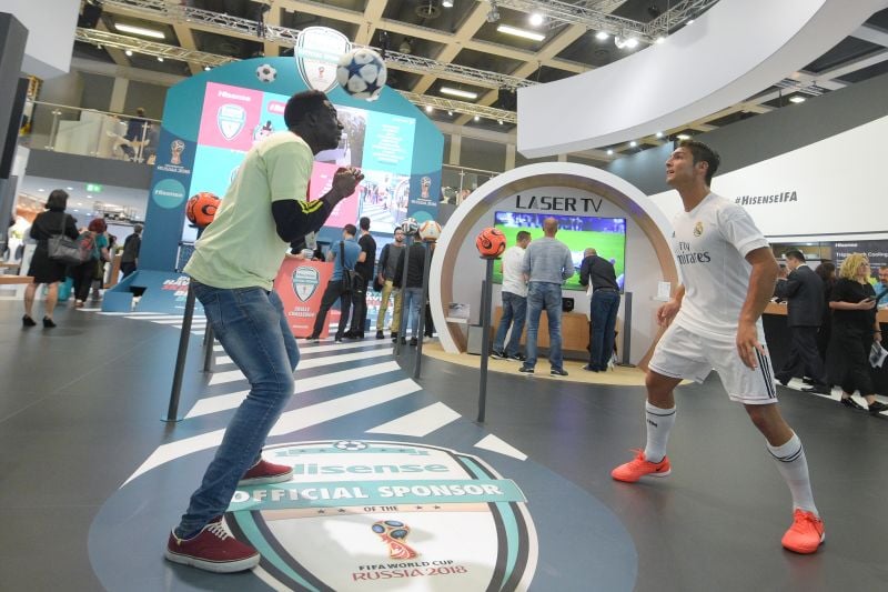 Stánek Hisense ve fotbalovém duchu.