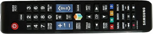 Díky jednomu z vás jsme získali foto skutečného dálkového ovladače, který
Samsung (zřejmě nyní) dodává k testovanému televizoru. Jak vidíte, tento je
- ve srovnání s tím (viz foto výše), který nám byl zapůjčen - řádově
jednodušší a nepodsvícený.