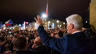 Petr Pavel v den zvolení zdraví příznivce u Národního muzea před rozhovorem s Českou televizí