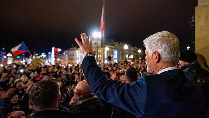 Petr Pavel v den zvolení zdraví příznivce u Národního muzea