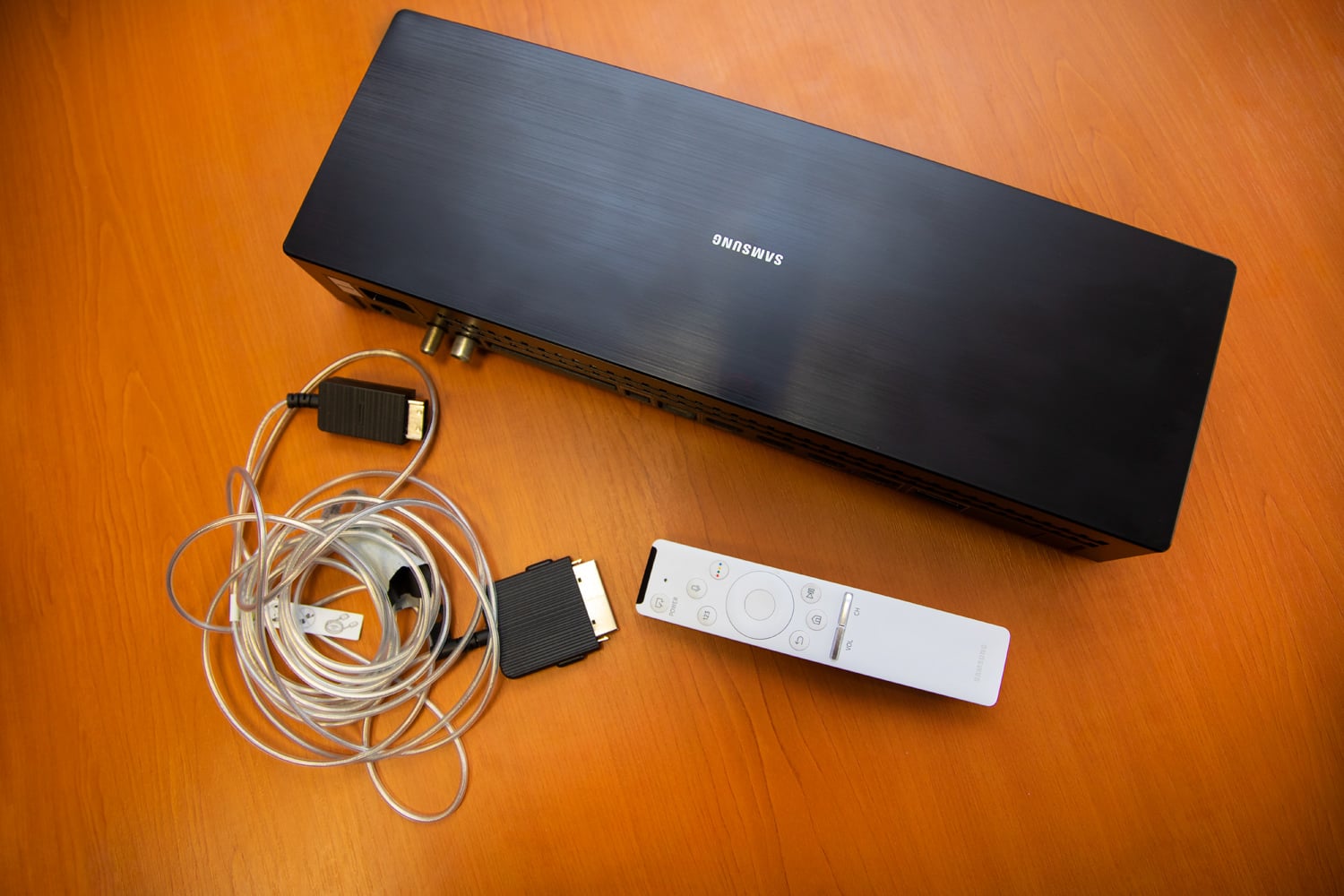 Samsung QE43LS03: One Connect Box a ovladač