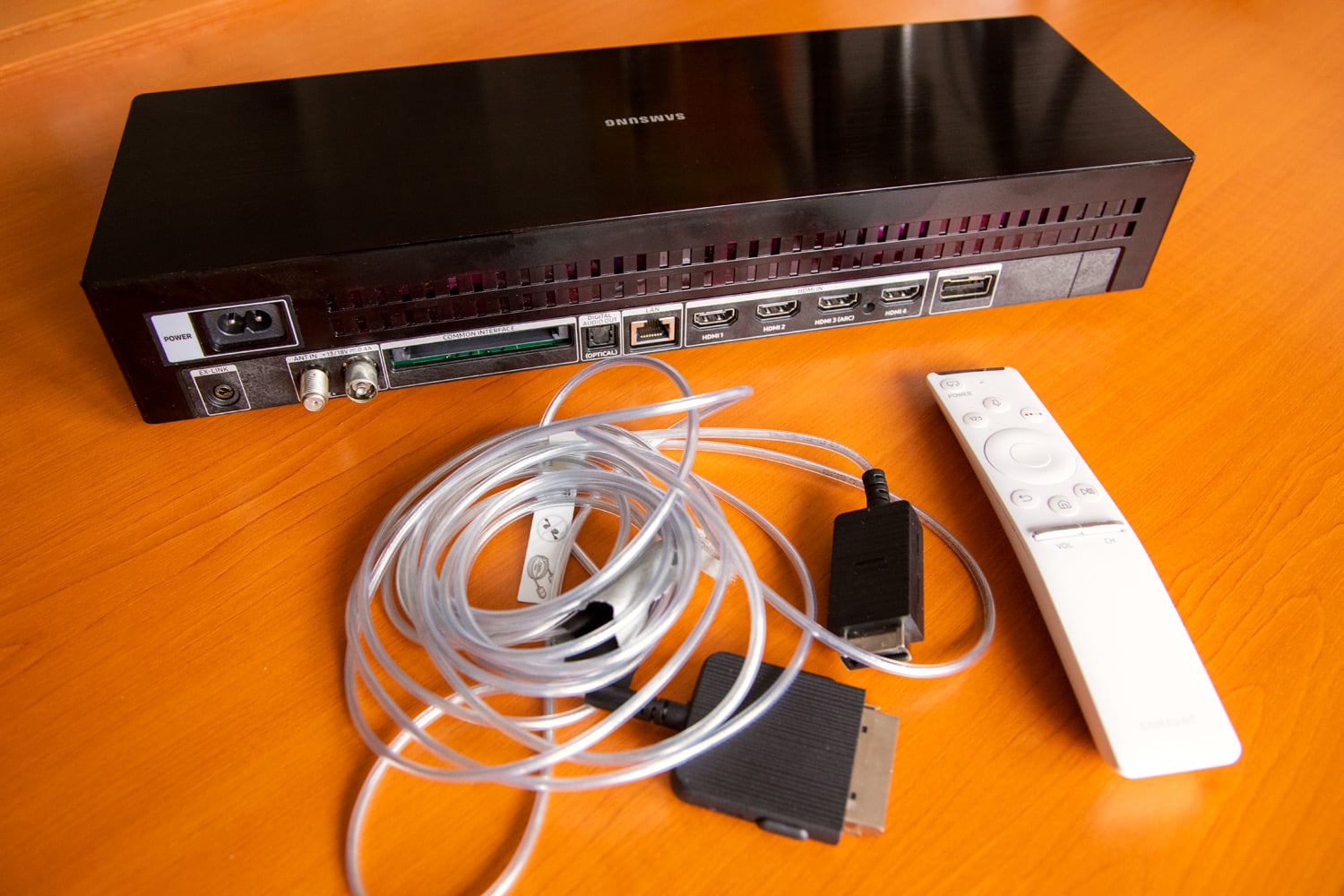 Samsung QE43LS03: One Connect Box a ovladač