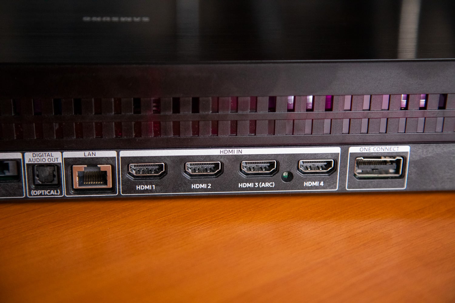 Samsung QE43LS03: One Connect Box a ovladač