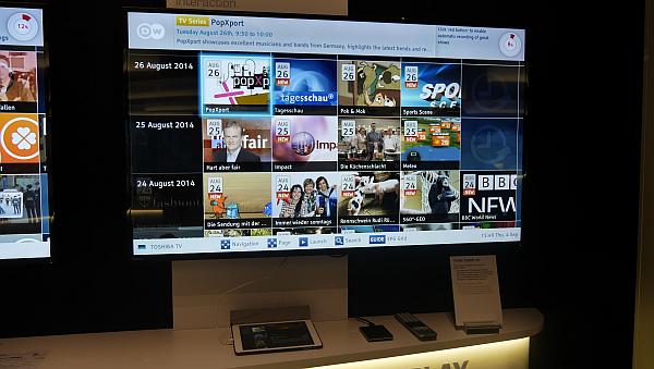 Toshiba L7 Twin tuner a tablet - MediaGuide pracuje i na zdvojených tunerech, a to tak, že z napojeného tabletu můžete nejen sledovat aktuální vysílání, ale dostanete se i na nahrávky, tedy napojení USB disk.
