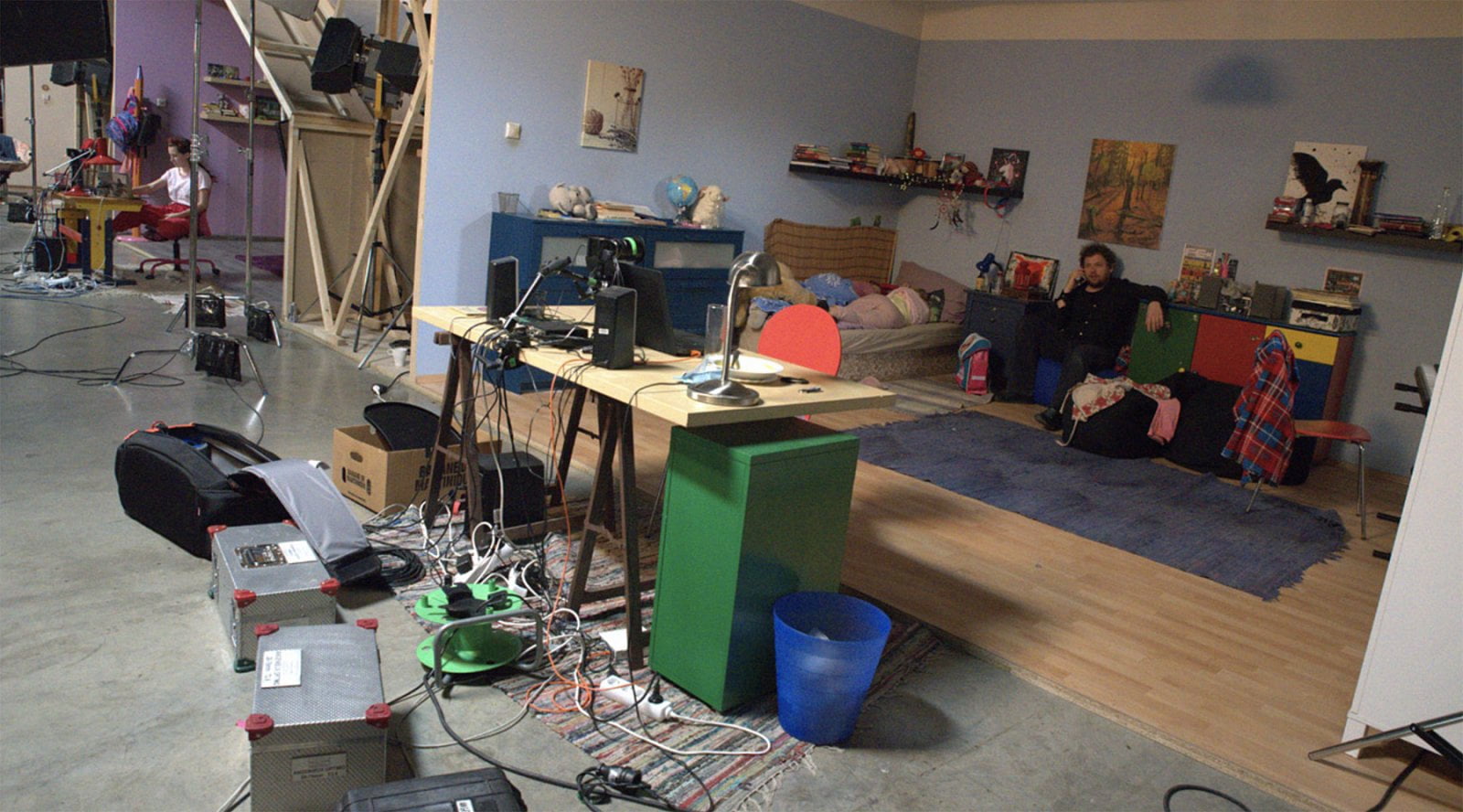 Celovečerní dokument V síti mapuje zneužívání dětí na internetu. Autoři vytvořili falešné profily dvanáctiletých dívek a pak s figurantkami (třemi dospělými herečkami s mladistvým vzhledem) natáčeli pokusy mužů je kontaktovat a lákat z nich například nahé fotografie, ale také jim vyhrožovat či je vydírat.