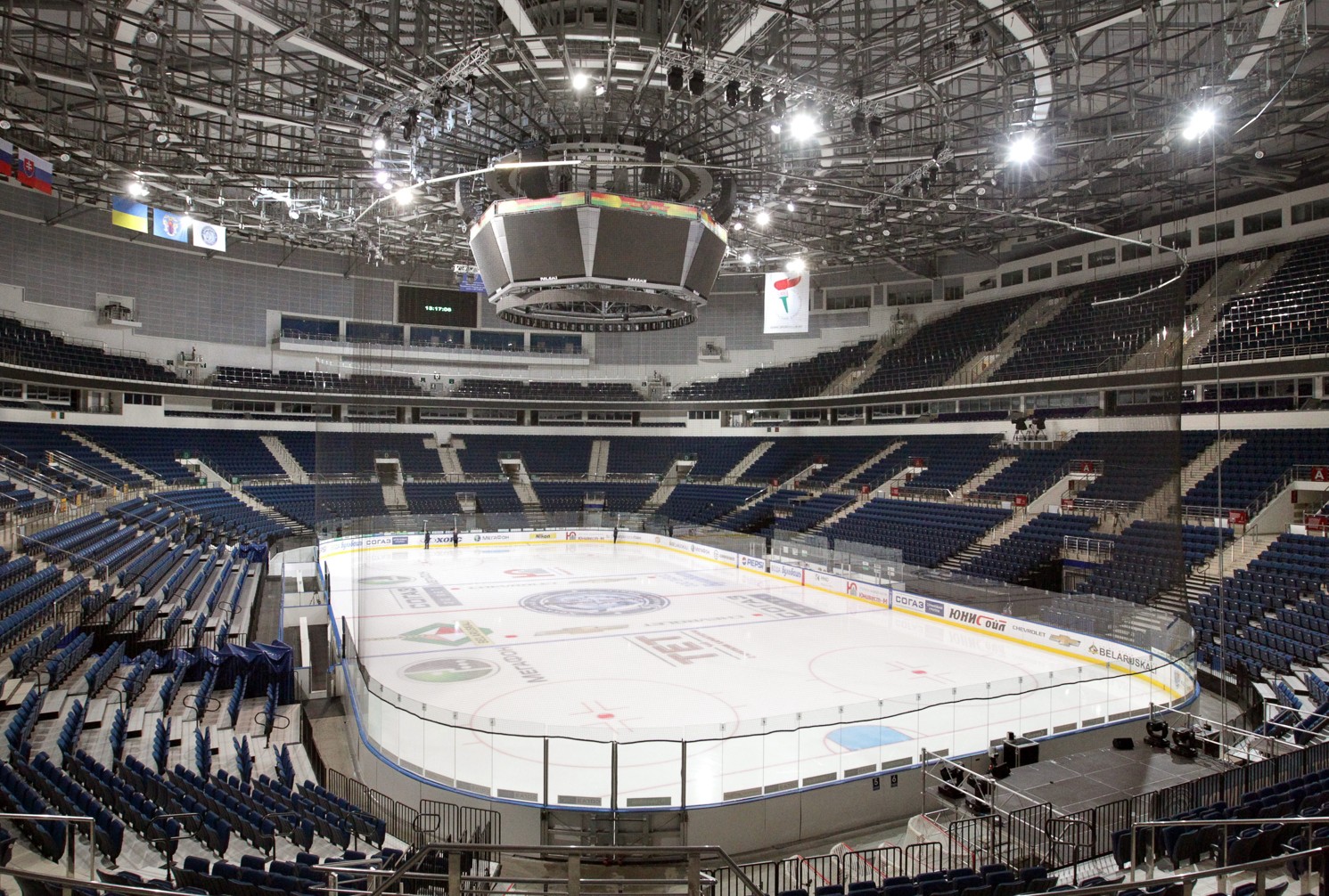 Studio České televize a fotky z výstavby stadionu pro MS Minsk