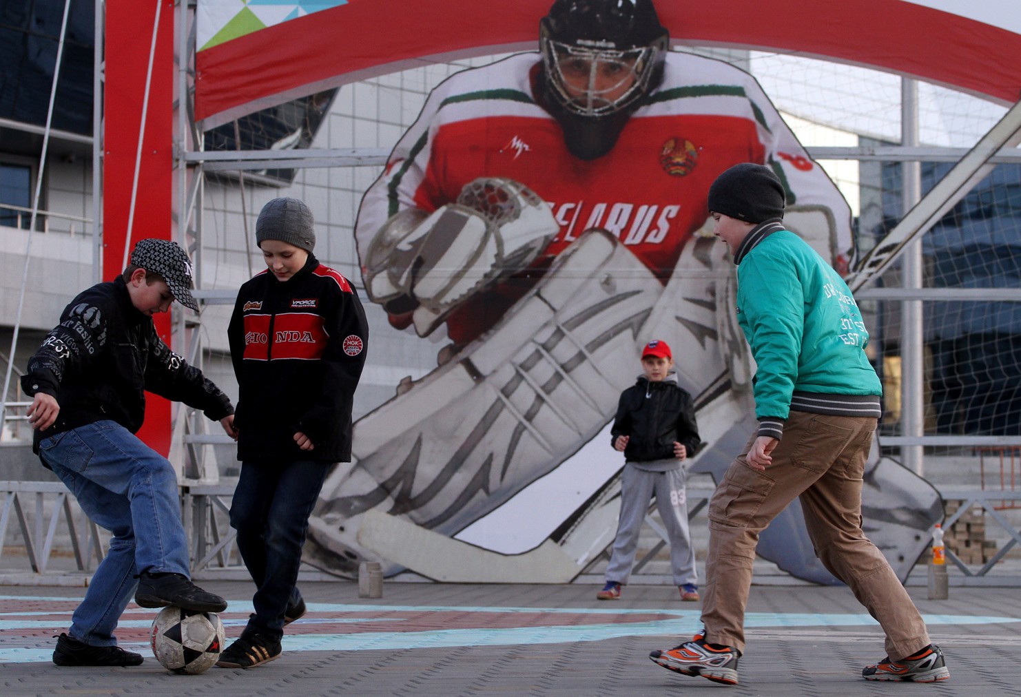 Studio České televize a fotky z výstavby stadionu pro MS Minsk