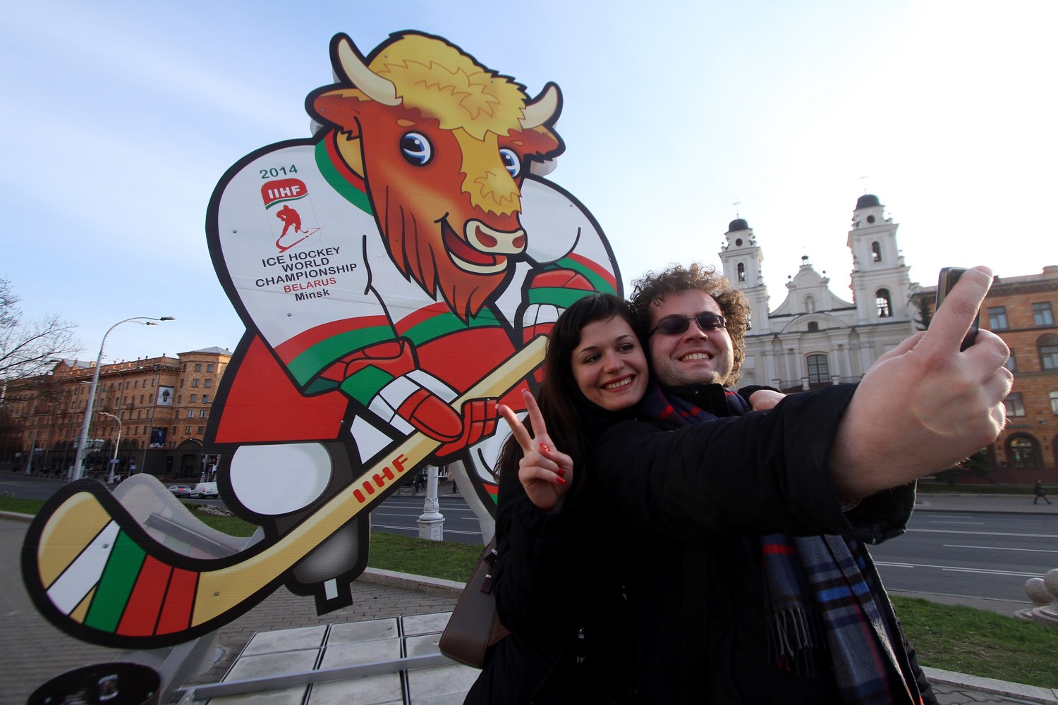 Studio České televize a fotky z výstavby stadionu pro MS Minsk