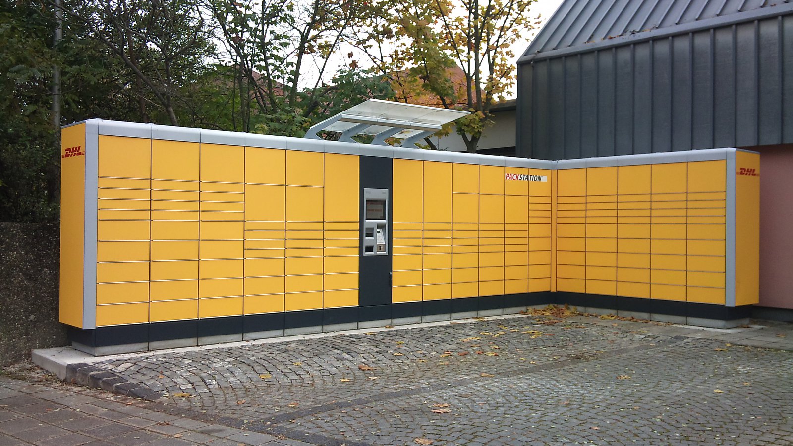 Začátkem května zástupci DHL oznámili, že síť balíkomatů rozšíří i do zahraničí. V první fázi se zaměří na Itálii a Nizozemí. Dodavatelem balíkomatů i do budoucna zůstane rakouská společnost KEBA.