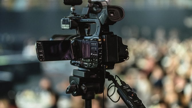 Natáčení, vysílání, streaming, internetová televize - ilustrační