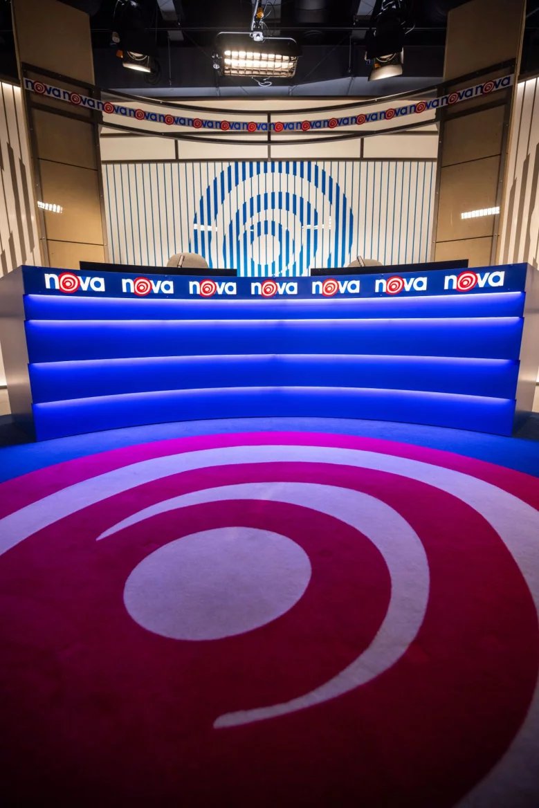 Retro speciál Televizních novin v replice studia z roku 1994