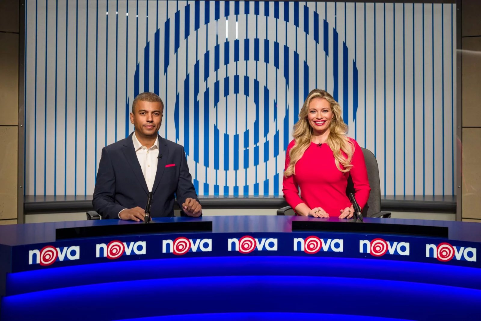 Retro speciál Televizních novin v replice studia z roku 1994