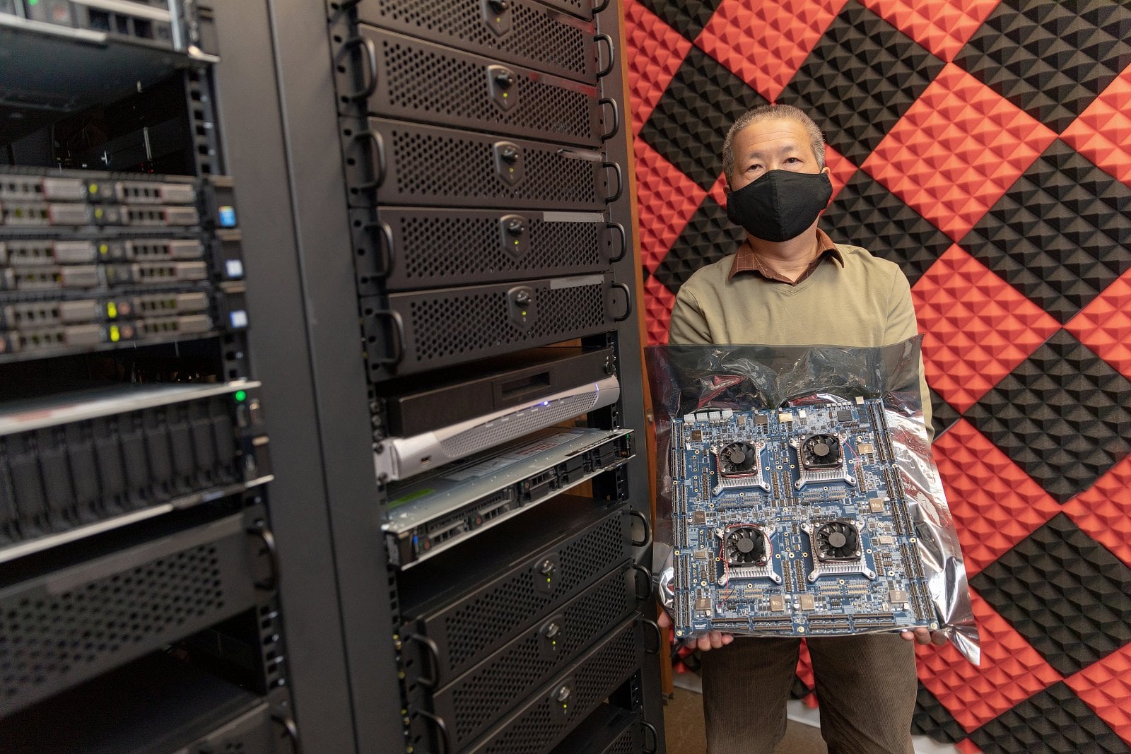 Chi To, ředitel pro solutions engineering v Tachyum, s FPGA prototypem procesoru Prodigy