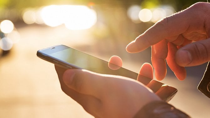 Mobilní telefon - ilustrační foto