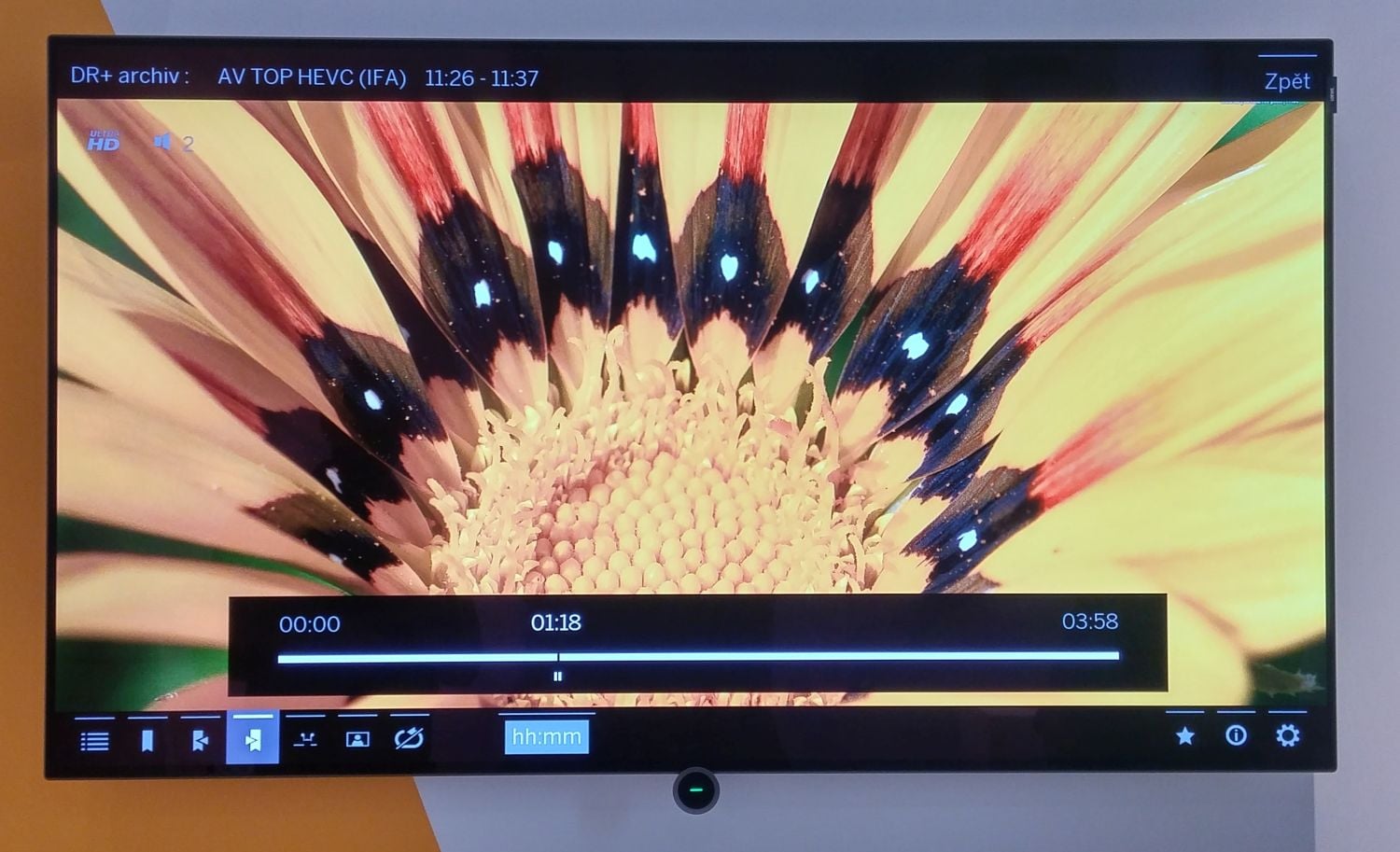 Přehrávání souboru s HEVC přes USB.