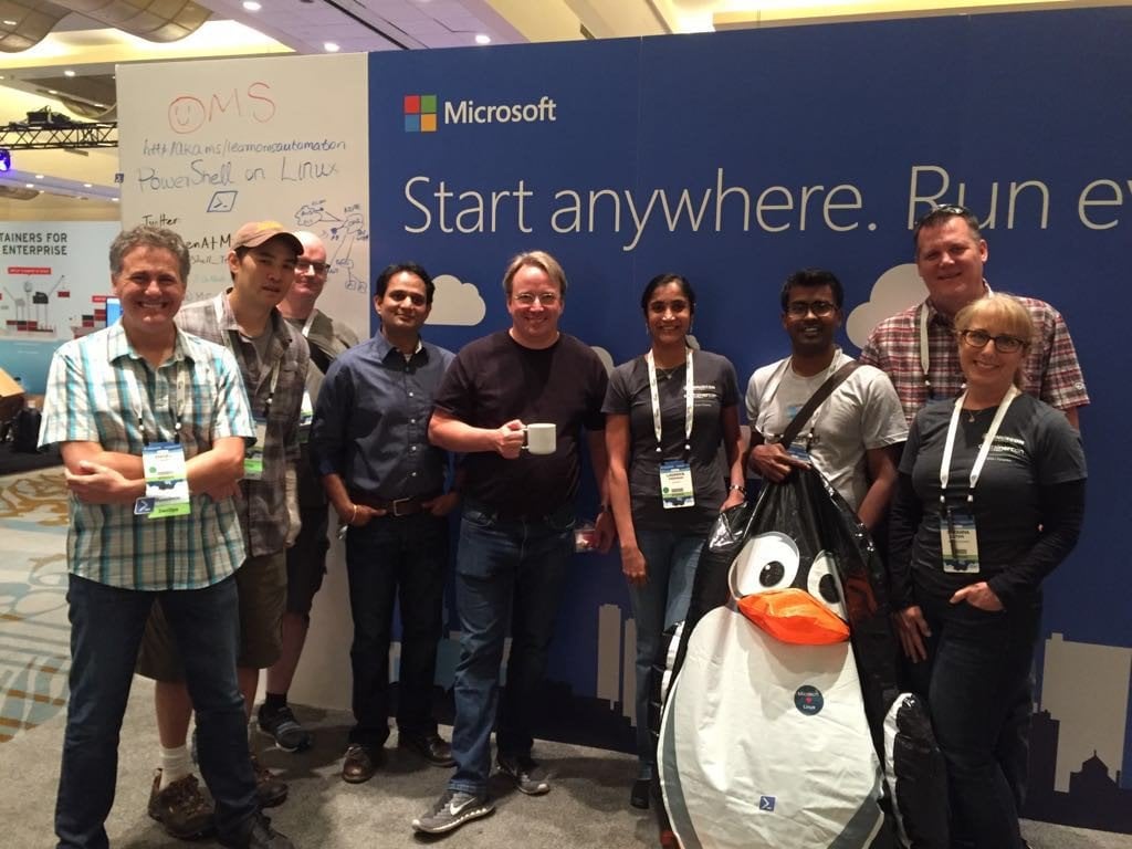 Linus Torvalds na stánku Microsoftu na LinuxConu.