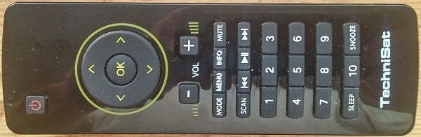 Dálkový ovladač je příjemně kompaktní, ale zase ne až tak moc. Má zkrátka velikost tak akorát a výborné rozložení tlačítek. Bohužel i jeho povrch se hodně leskne a jak vidíte, je na něm vidět každé smítko prachu a každý otisk prstu. To ale i na přijímači...