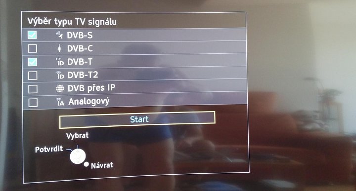 Povšimněte si volby „DVB přes IP“. Přes ni máte možnost se na TX-CR850 „napíchnout“ s jiným televizorem a využívat jeho tunery, HbbTV či třeba EPG. Vše funguje přes Wi-Fi. Žádný anténní svod nepotřebujete!