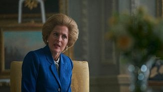 Gillian Andersonová jako Margaret Thatcherová v seriálu Koruna